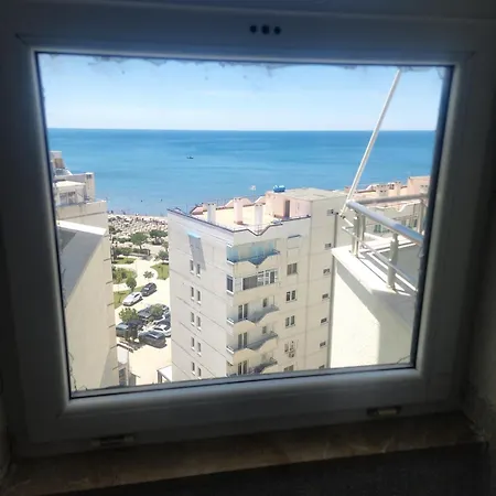 Ermiri Palace8 Modern Beachfront Apartamento